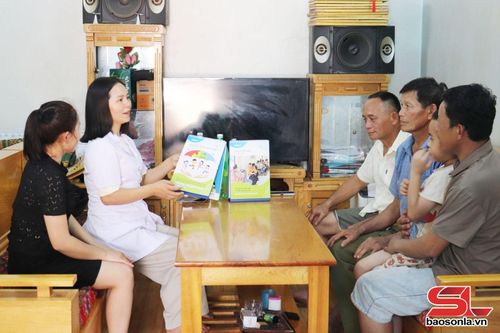 Cán bộ Trạm Y tế xã Mường Bú truyền thông sức khỏe cho nhân dân bản Chang Lứa.