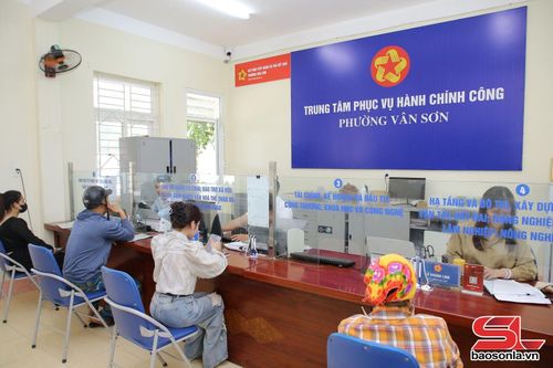 Giải quyết thủ tục hành chính tại Trung tâm Phục vụ hành chính công phường Vân Sơn.