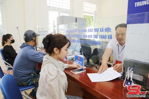 Công chức Trung tâm Phục vụ hành chính công phường Vân Sơn hướng dẫn nhân dân làm hồ sơ.