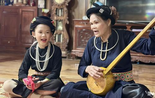 Em Lường Quỳnh Như, học sinh Trường Tiểu học Quảng Chu, xã Chợ Mới, vừa học tốt vừa yêu thích văn hóa truyền thống của dân tộc.