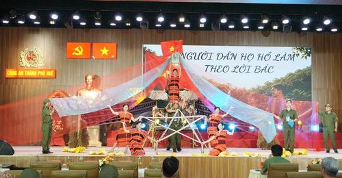  Phần thi mang bản sắc văn hóa của đồng bào dân tộc thiểu số do đội thi xã A Lưới 1 trình diễn 