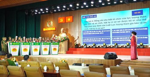Các đội tranh tài sôi nổi tại phần thi Kiến thức, thể hiện hiểu biết về pháp luật, nghiệp vụ và công tác bảo đảm ANTT ở cơ sở 
