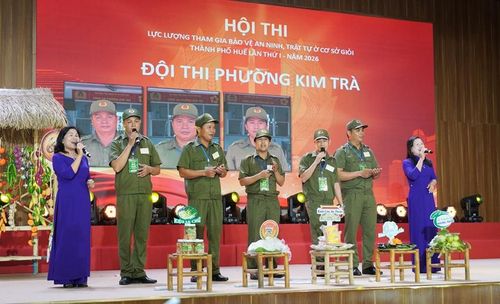 Đội thi phường Kim Trà mang đến làn điệu hò Huế lồng ghép giới thiệu đặc sản địa phương 