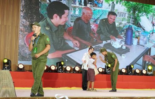  Đội thi xã Vinh Lộc gây ấn tượng với màn giới thiệu sáng tạo, lồng ghép sinh động các nhiệm vụ thường nhật của lực lượng tham gia bảo vệ ANTT ở cơ sở 