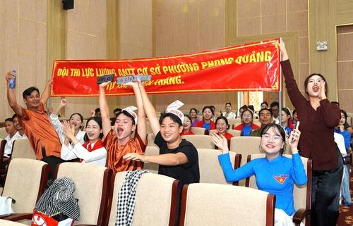  Bên dưới sân khấu, các cổ động viên cổ vũ, tiếp thêm động lực cho các đội hoàn thành tốt phần thi 