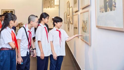 Khán giả trẻ tham gia triển lãm “Thế giơítuổi thơ qua các tác phẩm của cố Nghệ sĩ Nhân dân Ngô Mạnh Lân” tại Bảo tàng Mỹ thuật Việt Nam. Ảnh: BTC.