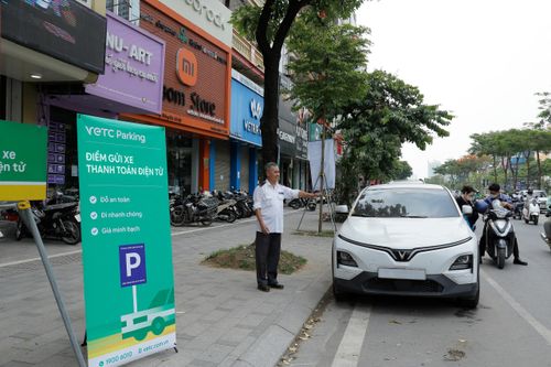 Thanh toán dịch vụ trông giữ xe qua hệ thống điện tử của VETC giúp chủ phương tiện xóa bỏ nỗi lo chặt chém giá vé, đồng thời rút ngắn thời gian ra vào bãi đỗ chỉ còn vài giây.