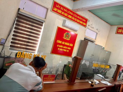 Bộ phận một cửa Công an xã phục vụ người dân giải quyết thủ tục hành chính