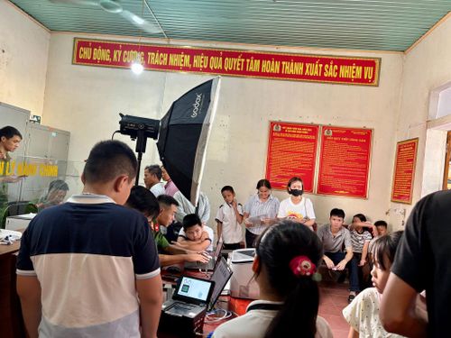Cán bộ tiếp nhận, thu nhận hồ sơ cấp căn cước cho trẻ em