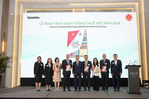 Cục trưởng Cục Thuế Mai Xuân Thành trao tặng Sách Trắng Thuế Việt Nam 2026 tới Ban Lãnh đạo Deloitte Việt Nam