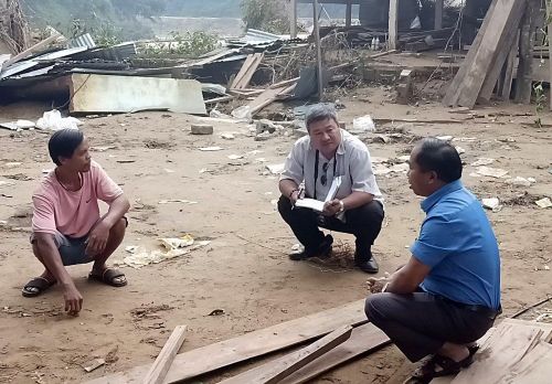 Tác giả trong một lần tác nghiệp ở khu vực chịu ảnh hưởng mưa lũ phía Tây TP Đà Nẵng.
