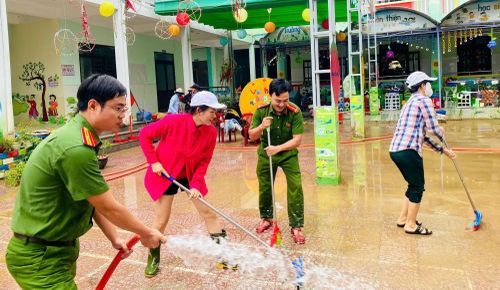  Công an xã Thượng Đức tham gia khắc phục hậu quả sau mưa lũ cuối năm 2025. 