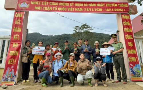  Tuổi trẻ Công an TP Đà Nẵng cùng các nhà hảo tâm trao quà tặng người dân xã Phước Thành sau đợt mưa lũ cuối tháng 10/2025. 