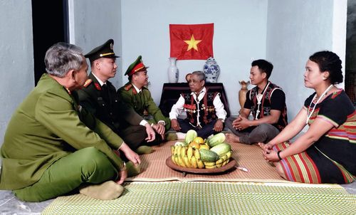  Công an xã Avương chung vui cùng người dân làng Atêếp trong căn nhà mới của “Chiến dịch Quang Trung”. 