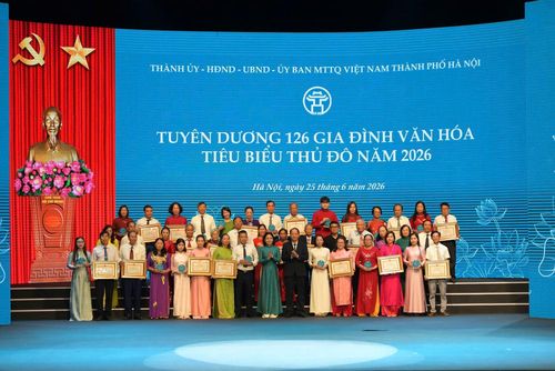 Ban Tổ chức trao Bằng khen tặng các gia đình văn hóa tiêu biểu của Thủ đô năm 2026.