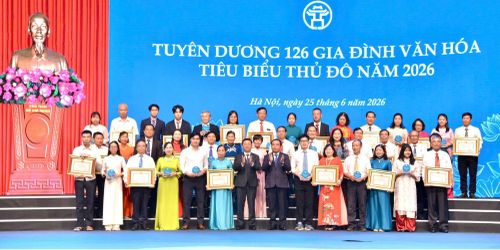 Bí thư Thành ủy Hà Nội Trần Đức Thắng cùng đồng chí Trần Thanh Lâm, Ủy viên Trung ương Đảng, Phó Trưởng Ban Tuyên giáo và Dân vận Trung ương trao Bằng khen tặng các gia đình văn hóa tiêu biểu.