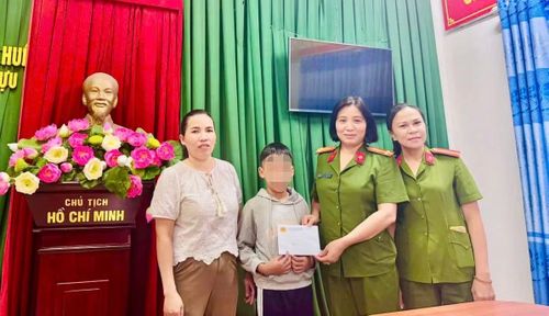 Chi Hội phụ Công an phường An Cựu nhận đỡ đầu cháu Hồ Phi H.