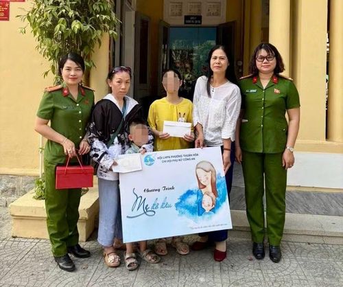 Các trẻ em có hoàn cảnh không may mắn được Chi Hội phụ nữ Công an phường Thuận Hóa nhận làm "Mẹ đỡ đầu".