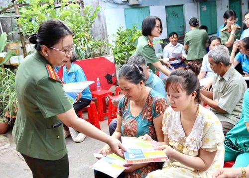 Công an phường Thủ Dầu Một tuyên truyền phòng ngừa tội phạm ma túy đến người dân.