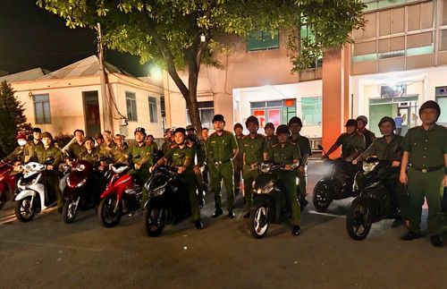 Công an phường Thủ Dầu Một ra quân tuần tra, kiểm soát trên đường phố.