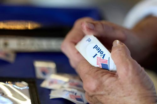 Nhãn “I Voted” được chuẩn bị tại một điểm bỏ phiếu ở Mỹ.