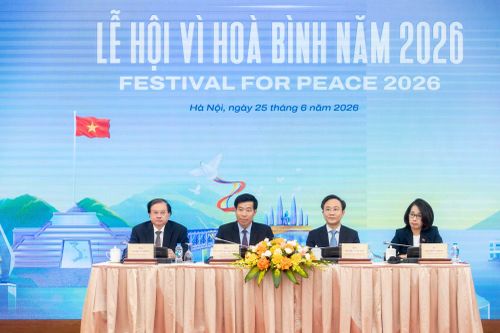  Họp báo "Lễ hội vì hòa bình" năm 2026 diễn ra ngày 25/6 tại Hà Nội. Các vị chủ tọa từ trái qua phải: Thứ trưởng Bộ Văn hóa, Thể thao và Du lịch Tạ Quang Đông, Thứ trưởng Bộ Ngoại giao Nguyễn Mạnh Cường, Phó Chủ tịch UBND tỉnh Quảng Trị -Trưởng ban tổ chức lễ hội Hoàng Xuân Tân, Người Phát ngôn Bộ Ngoại giao Phạm Thu Hằng. 