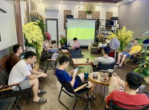 Đông đảo người hâm mộ lựa chọn các quán cafe để theo dõi ngày hội bóng đá lớn nhất hành tinh.