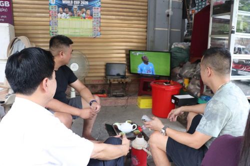 Khắp các tuyến phố, khu dân cư luôn dễ dàng bắt gặp hình ảnh người hâm mộ tập chung cùng nhau theo dõi World Cup 2026.