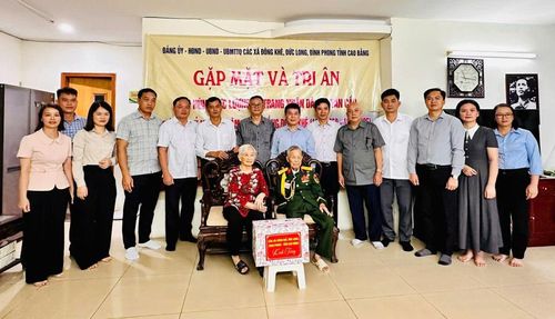 Lãnh đạo xã Đình Phong, Đông Khê, Đức Long, Kim Đồng thăm, tặng quà Đại tá, Anh hùng Lực lượng vũ trang nhân dân La Văn Cầu năm 2025. Ảnh: Thùy Dương