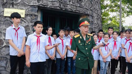 Đại tá, Anh hùng Lực lượng vũ trang nhân dân La Văn Cầu nói chuyện với các em học sinh Trường THCS Đông Khê năm 2020. Ảnh: Thùy Dương