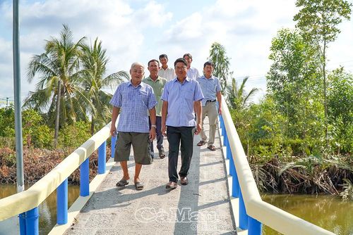 Ông Nghiêm Thanh Miền (hàng đầu, bên phải), Phó Chủ tịch UBND xã Cái Nước trao đổi với người dân về Đề án sắp xếp, tổ chức lại các ấp, góp phần tạo sự đồng thuận trước khi triển khai thực hiện.
