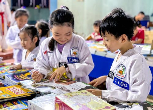 Những mầm xanh này đôi khi lại giúp người lớn học được nhiều điều bổ ích. (Ảnh chụp tại Nhà Thiếu nhi tỉnh Cà Mau, phường Tân Thành, tối 17/4/2026).