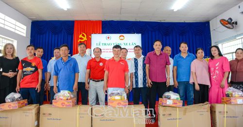 Hội Chữ thập đỏ tỉnh vận động trao tặng xe lăn cho người khuyết tật tại phường Hòa Thành.