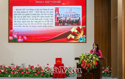 Thí sinh Đoàn Thị Kim Anh (Đảng ủy phường Tân Thành) trong phần thi thuyết trình.