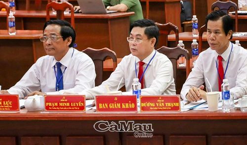 Thành viên Ban Giám khảo theo dõi, đánh giá phần thi của các thí sinh.
