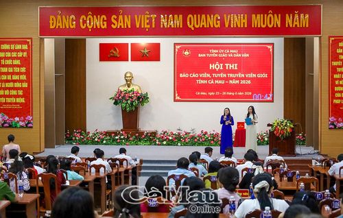  Thí sinh Sử Huỳnh Anh (Đảng ủy UBND tỉnh) trong phần thi bắt thăm, đáp nhanh.
