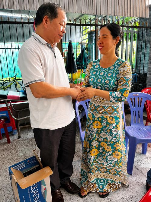  TSKH Hà Phúc Mịch động viên bà Nguyễn Thị Đến tiếp tục theo đuổi mô hình sản xuất hữu cơ gắn với liên kết tiêu thụ sản phẩm. 