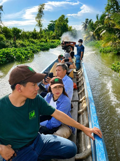  Đoàn khảo sát di chuyển bằng ghe máy đến tham quan mô hình trồng tắc hữu cơ của bà Nguyễn Thị Đến tại xã Tân Hòa, TP Cần Thơ. 