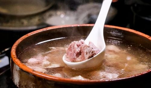 Một mẹo ít người biết là cho xương vào ngăn đá từ vài giờ đến qua đêm trước khi nấu. (Ảnh minh họa)