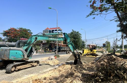 Thi công dự án nâng cấp, mở rộng Quốc lộ 21B, đoạn qua địa bàn xã Thanh Oai. Ảnh Thu Hằng