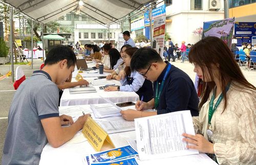 Người lao động tham gia phiên giao dịch việc tại xã Thiên Lộc. Ảnh Hiền Phương