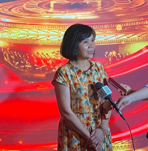Bà Nguyễn Thị Tuyết - Giám đốc Bảo tàng Phụ nữ Việt Nam trả lời báo chí. Ảnh: Hồng Hà