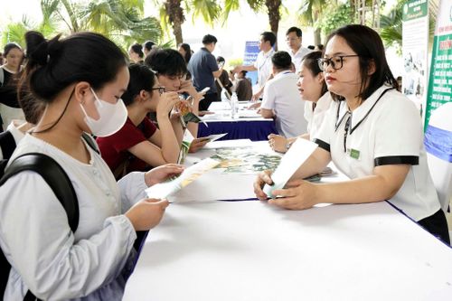 Ngày hội việc làm trở thành cầu nối thực tiễn, nơi sinh viên chủ động tìm hiểu yêu cầu nghề nghiệp và doanh nghiệp tiếp cận nguồn nhân lực trẻ. Ảnh: Đ.L