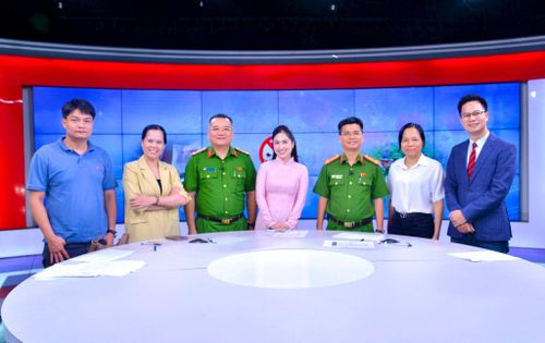 Các khách mời và ê-kíp thực hiện Chương trình Hà Nội chuyển động với chủ đề "Hà Nội - Chung một quyết tâm xây dựng xã, phường không ma túy". Ảnh: Viết Thành