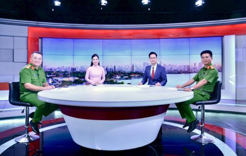 Hai khách mời tham dự Chương trình. Ảnh: Viết Thành