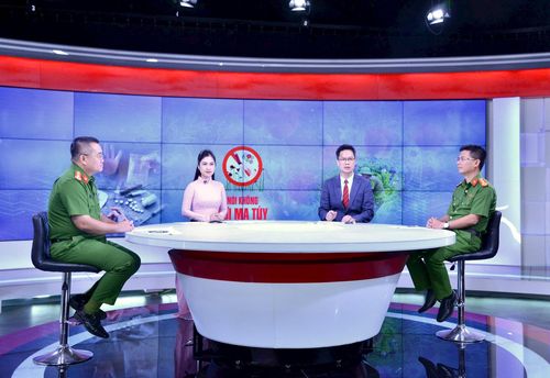 Các khách mời tham dự Chương trình. Ảnh: Viết Thành