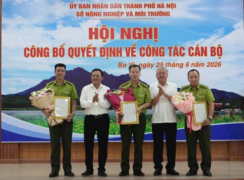 Lãnh đạo Sở Nông nghiệp và Môi trường Hà Nội trao quyết định cho Ban giám đốc Vườn quốc gia Ba Vì. Ảnh: Đức Duy