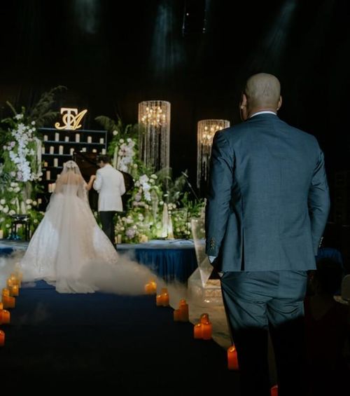Cô xúc động viết: “Đời cha mặc vest được 2 lần: Một lần ở đám cưới mẹ con, một lần là đám cưới con”.