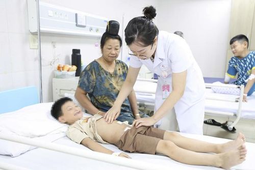 Bệnh nhi được kiểm tra lại vết mổ trước khi xuất viện.