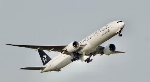 Ra mắt từ năm 1994, Boeing 777 hiện là dòng máy bay dân dụng hai động cơ lớn nhất thế giới, với gần 1.800 chiếc đã được bàn giao.